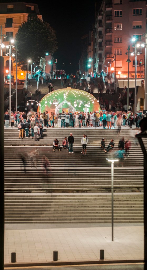 Bilbao fair ligts stairs_ people_IMGP1400